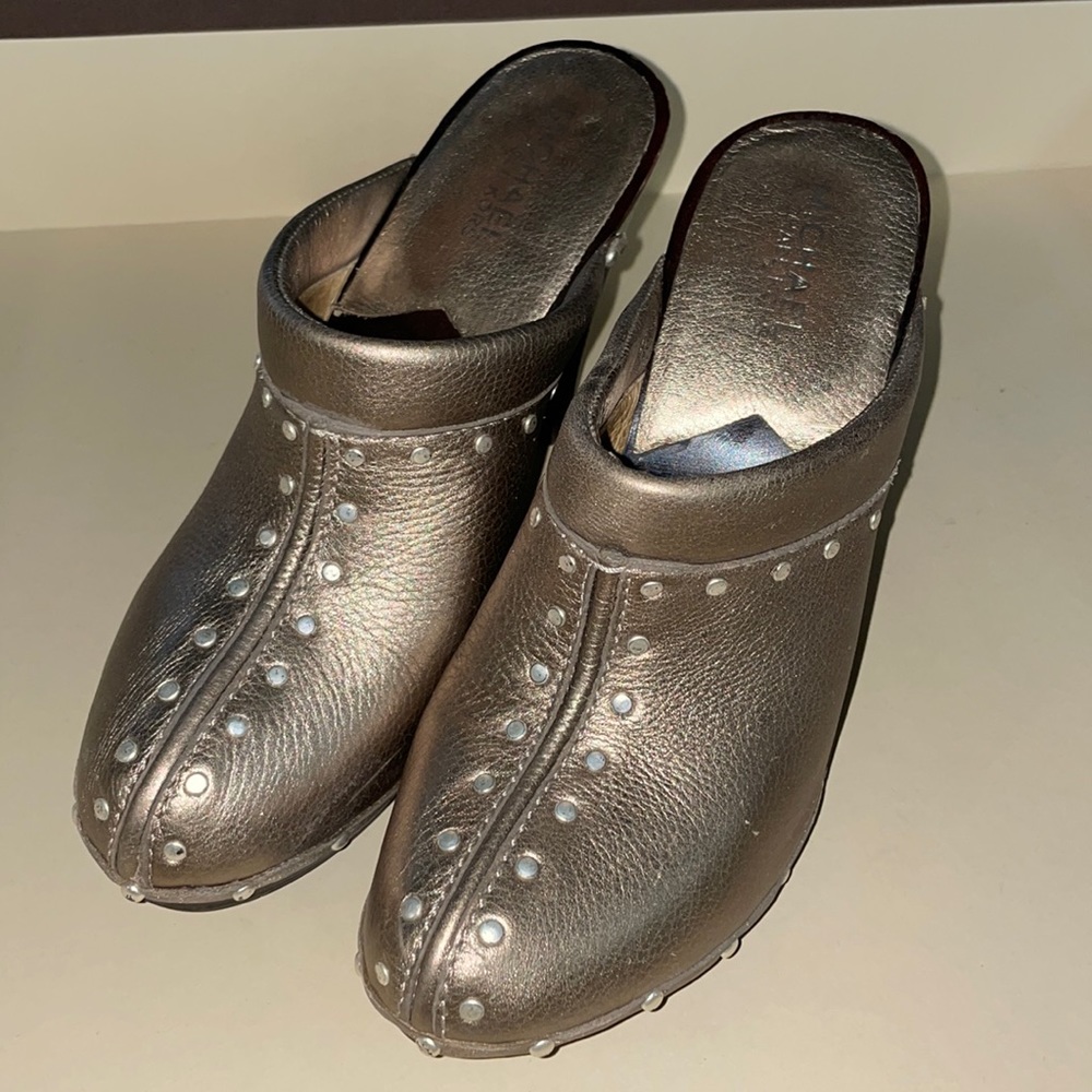 GORGEOUS metallic Michael Kors Mules